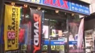 人気av女優【成瀬心美】に無茶振り！ビデオ屋でavを選んでいる素人にフェラと手ヌキで抜いてこい