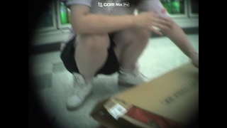 美人コンビニ店員しゃがんだので前にまわって